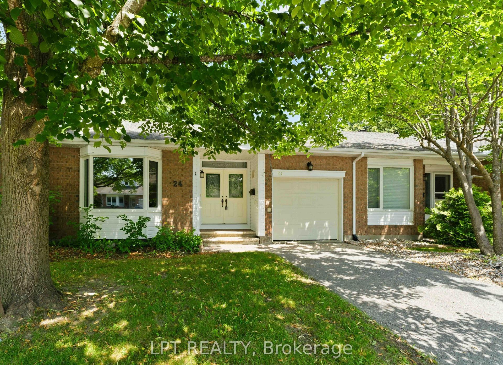 24 Grand Cedar Court 40 #40, Stittsville - Munster - Richmond — Condo Town for sale, photo 1