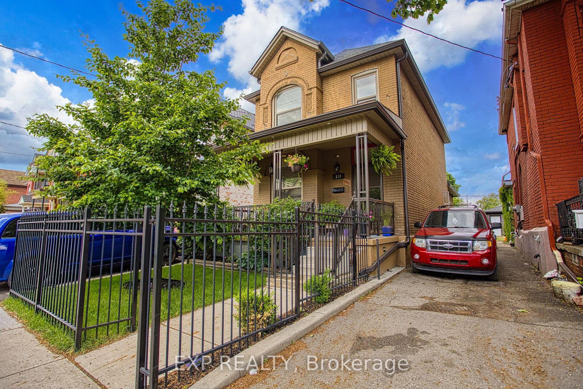 137 Wentworth Street N — photo 1