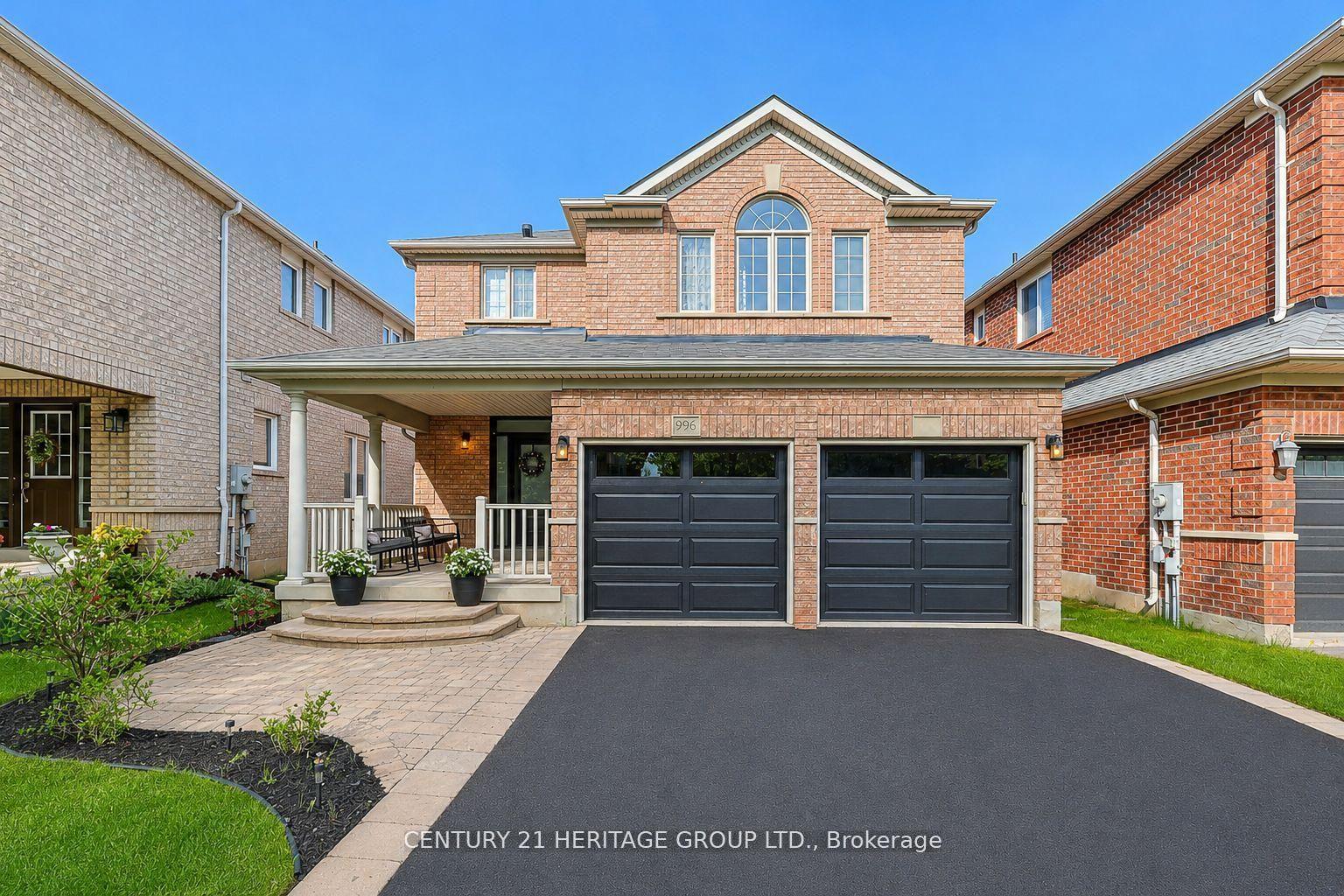 996 Oaktree Crescent — photo 1