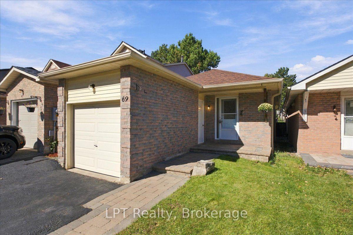 69 Scarfair Pathway, Toronto — Detached for sale, photo 1