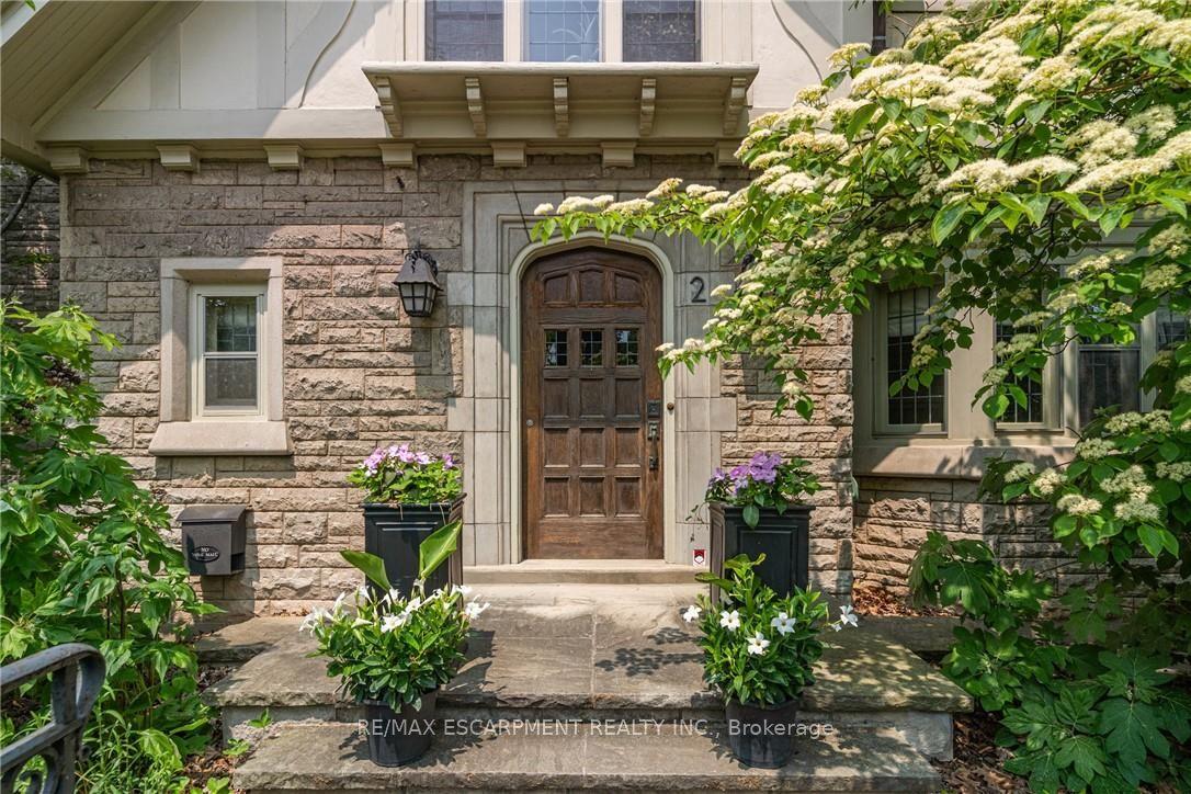 2 Oak Knoll Drive — photo 1