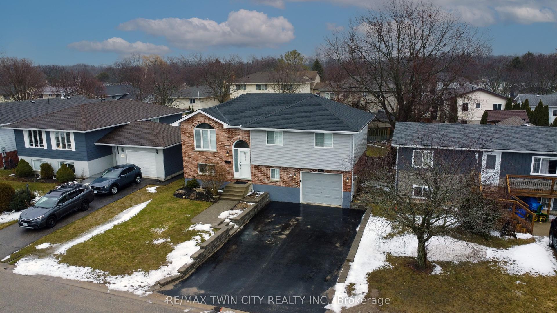 647 KENNARD Crescent — photo 1