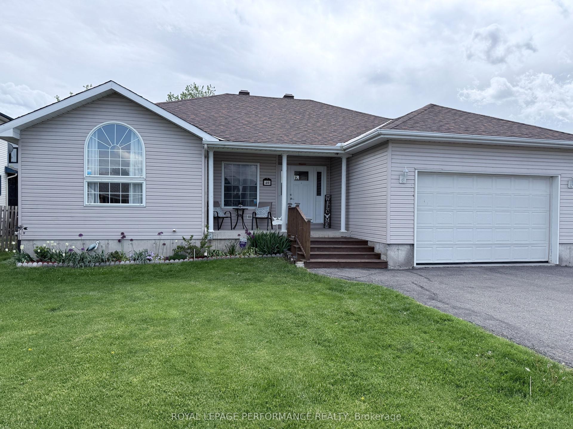 40 Lori Lane, North Dundas — Detached for sale, photo 1