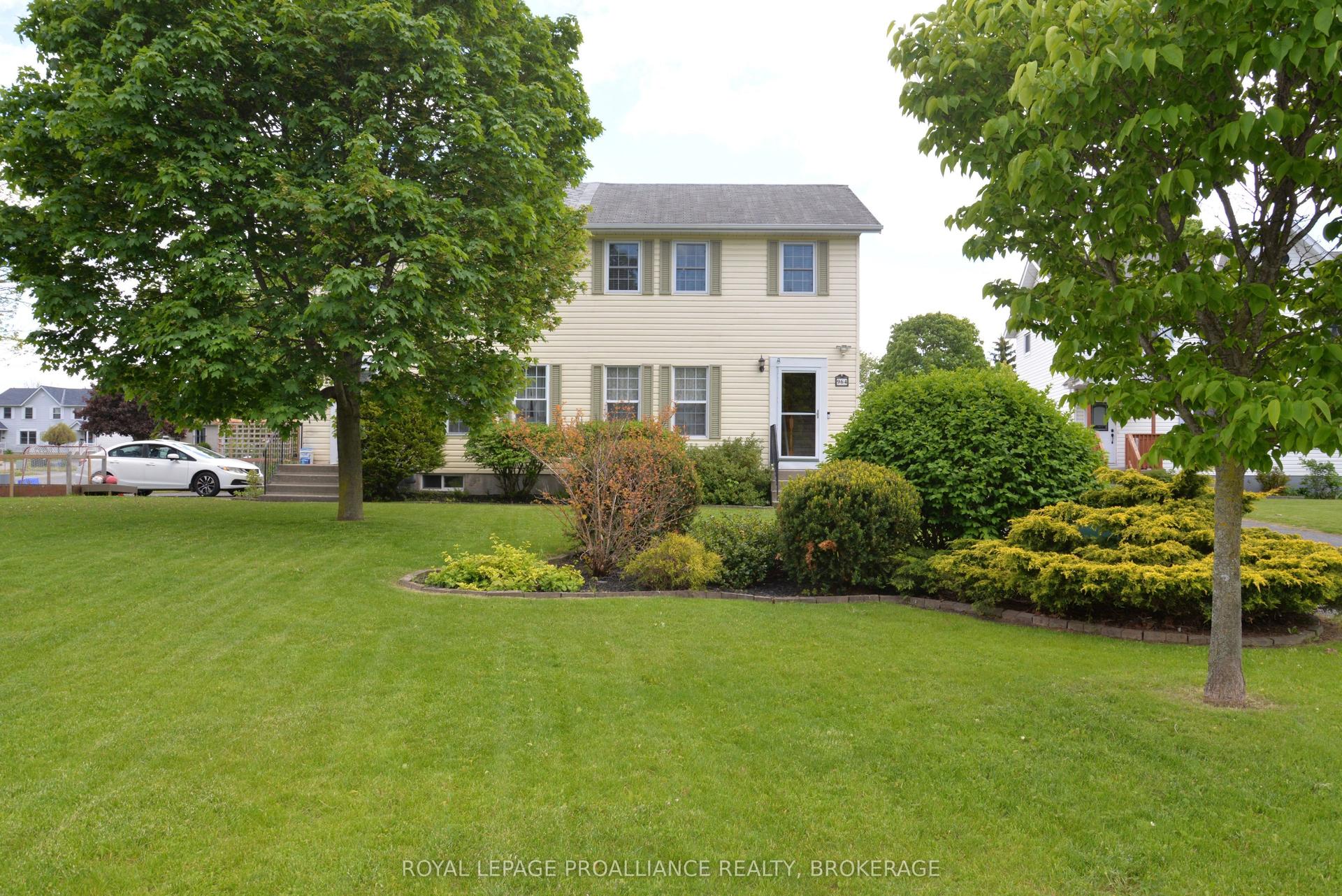 964 Uxbridge Crescent, Kingston — Semi-Detached for sale, photo 1