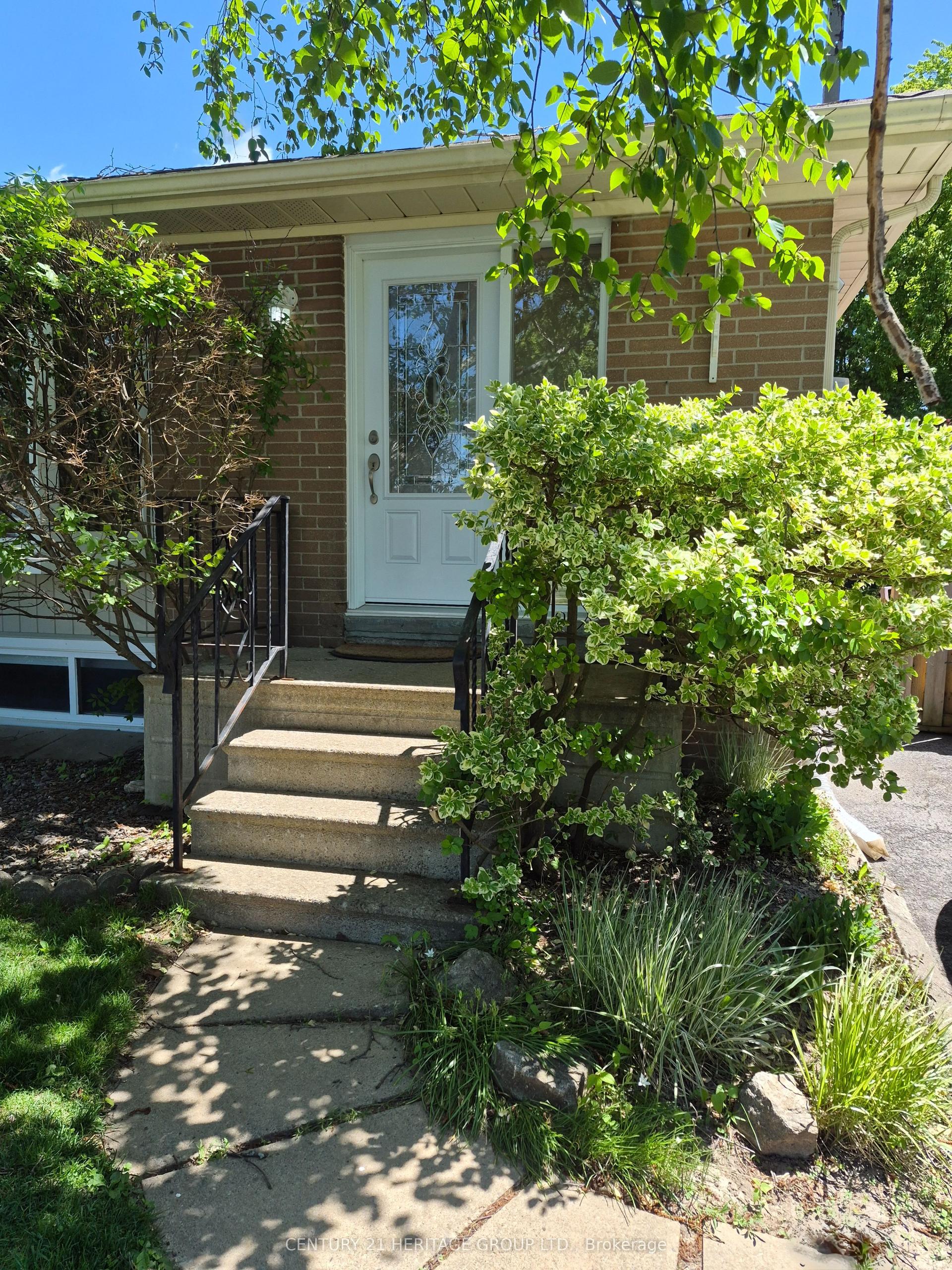 69 Lindsay Avenue — photo 1