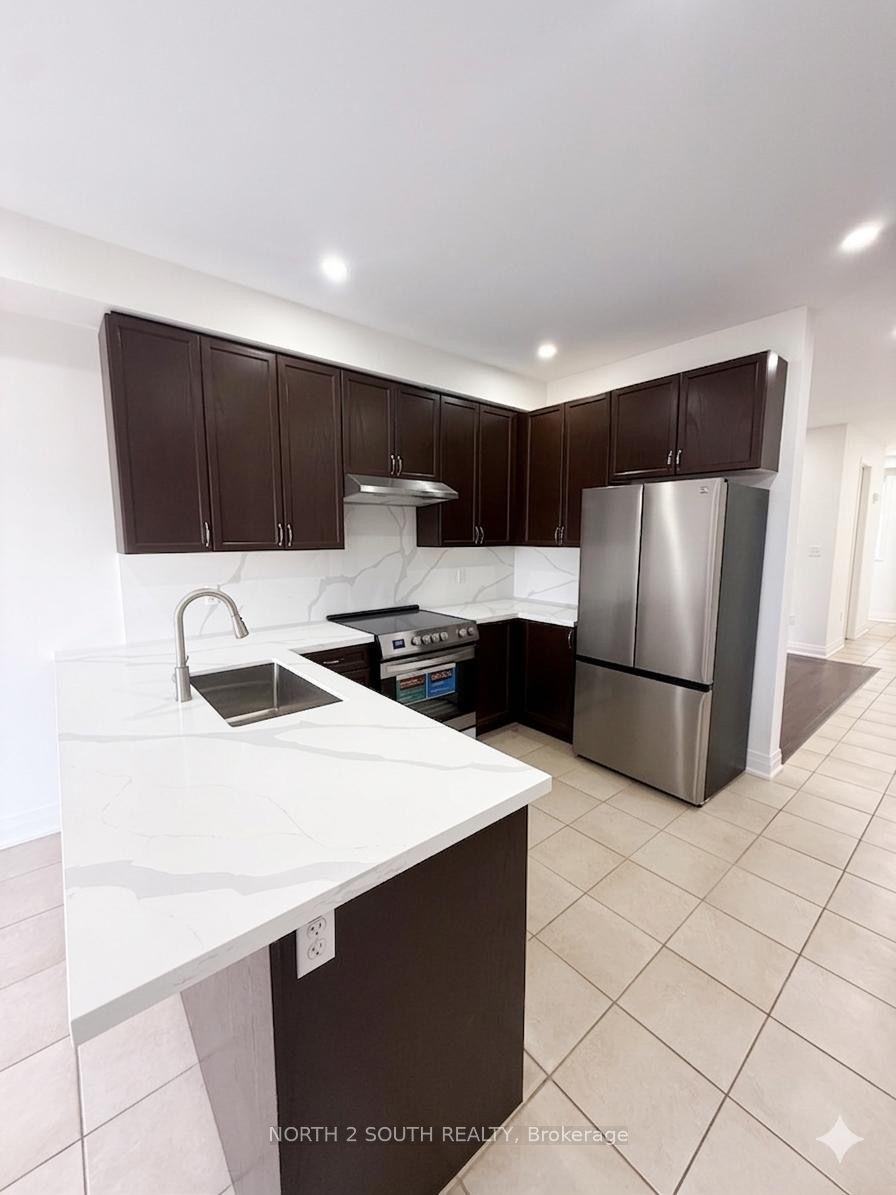 2271 Whitewood Crescent Upper #Upper — photo 1