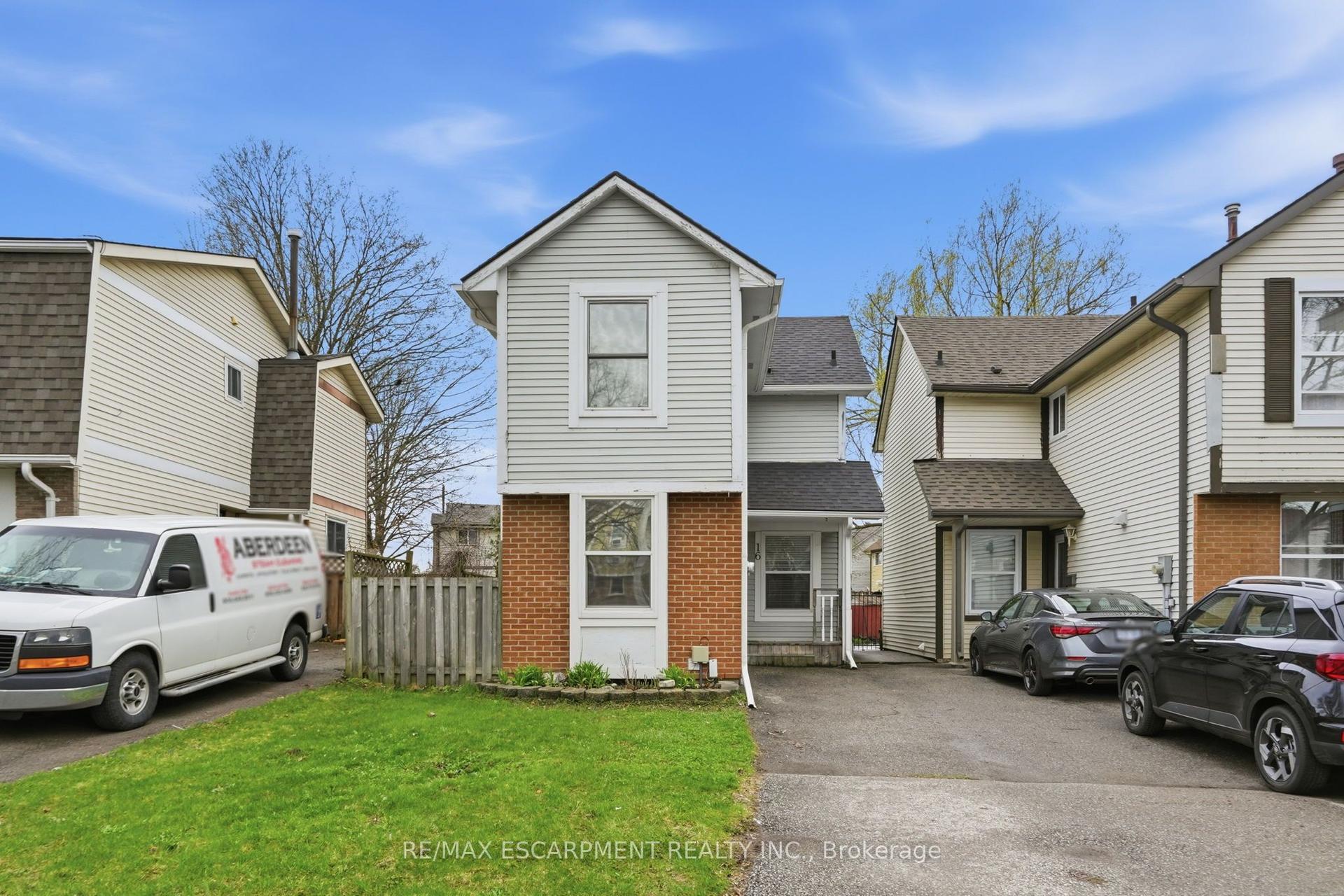 16 Enfield Crescent — photo 1