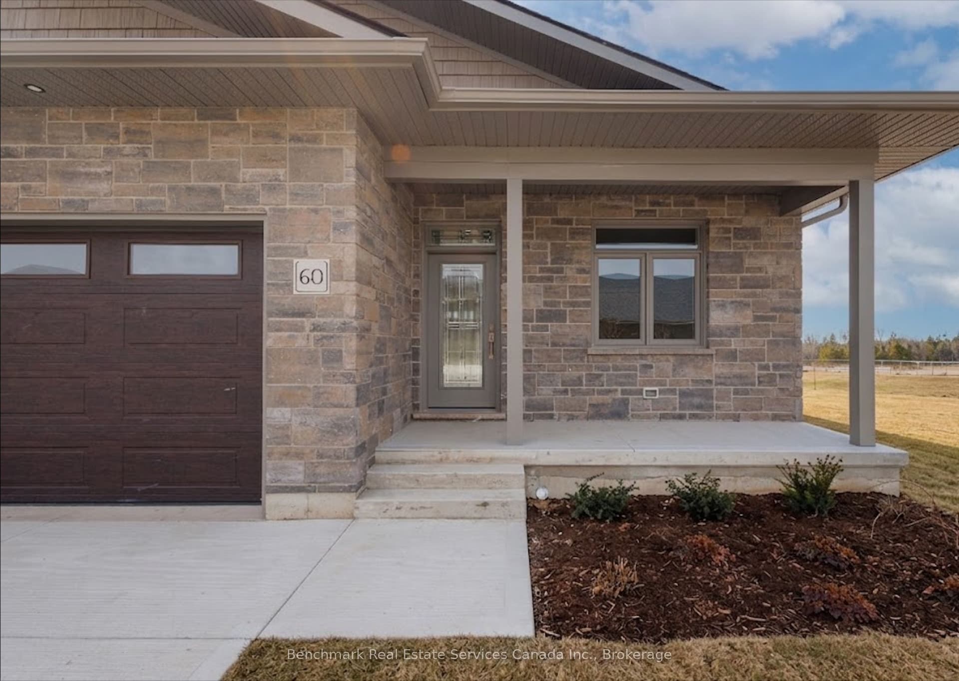 60 Cavalier Crescent — photo 1