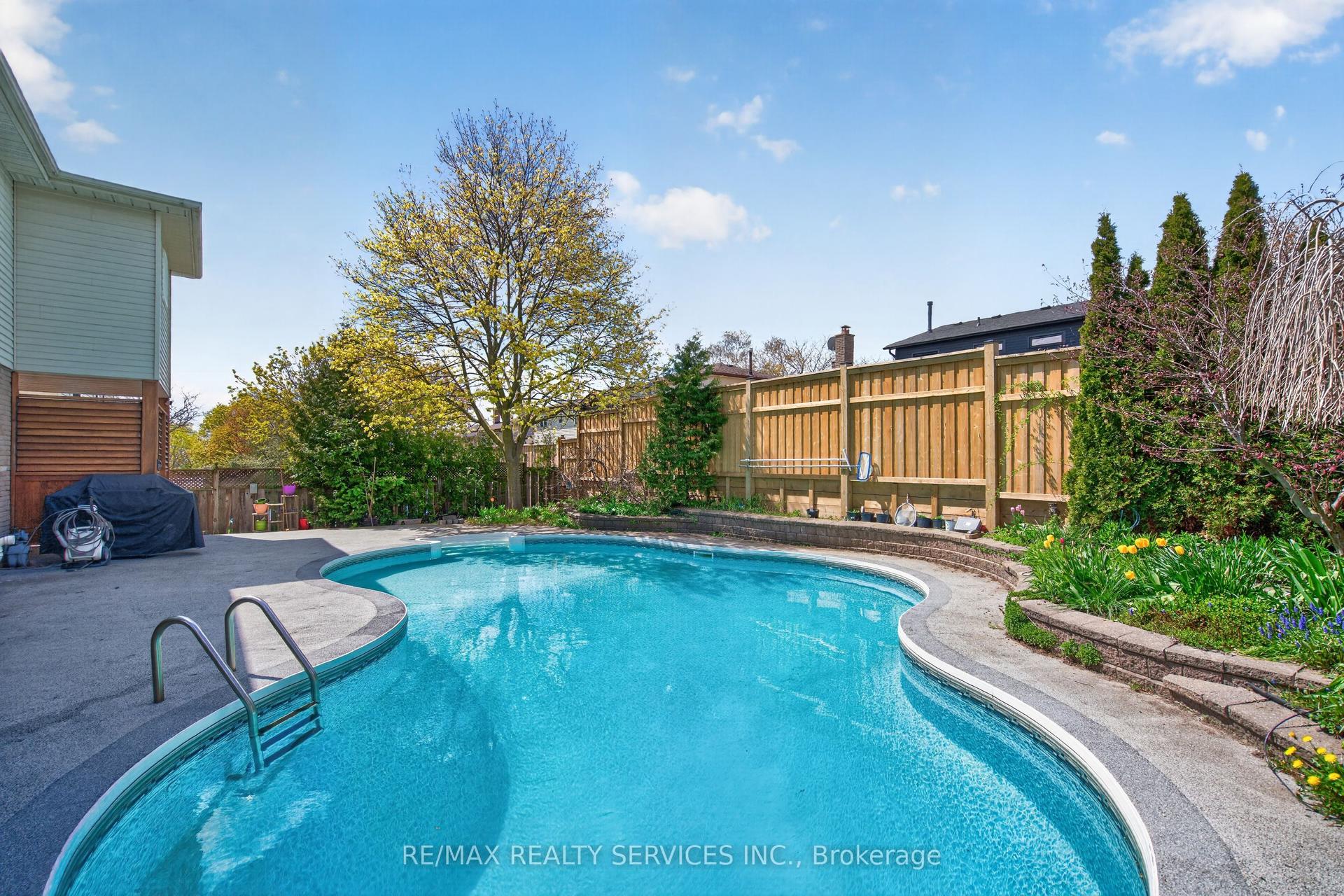 2 Dunbar Drive — photo 1
