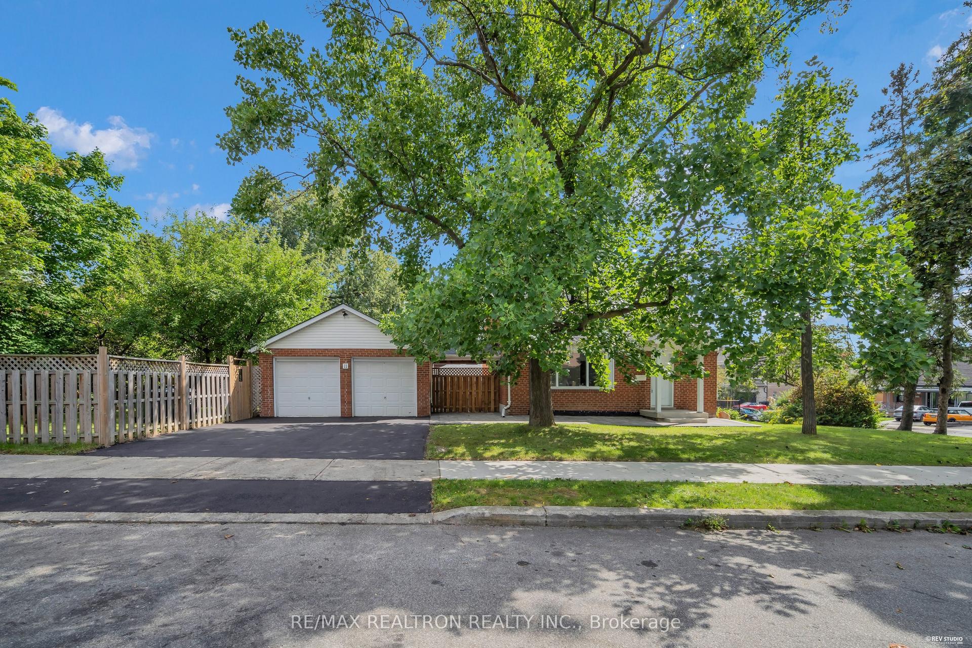 11 Harrow Drive, Toronto — Detached for sale, photo 1