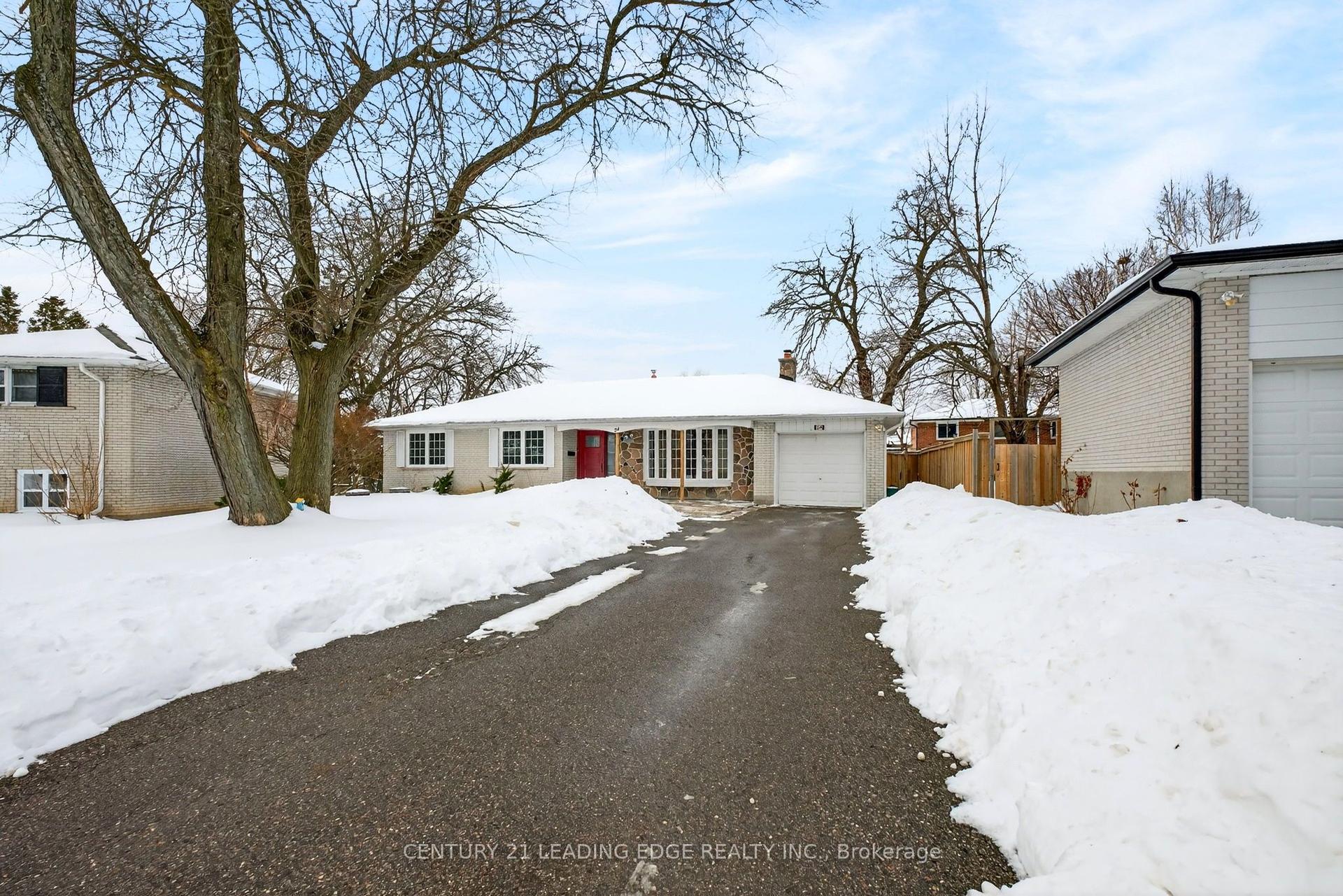 24 Lincoln Green Drive — photo 1