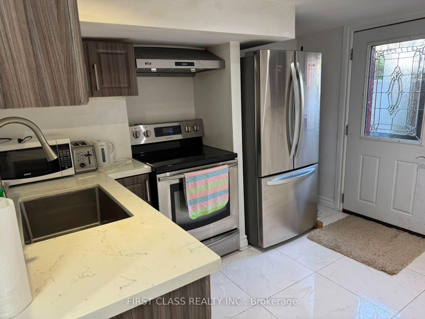 524 Bathurst Street Bsmnt #Bsmnt, Toronto — Semi-Detached for lease, photo 1