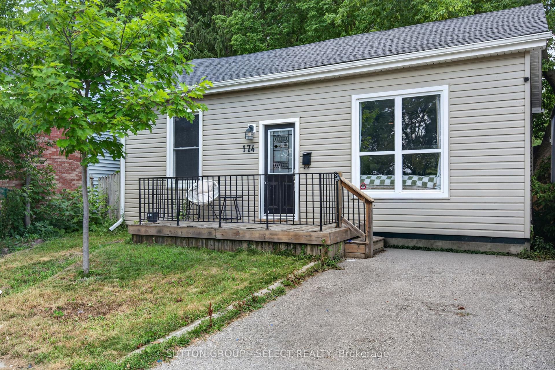 174 Clarence Street, London East — Detached for sale, photo 1