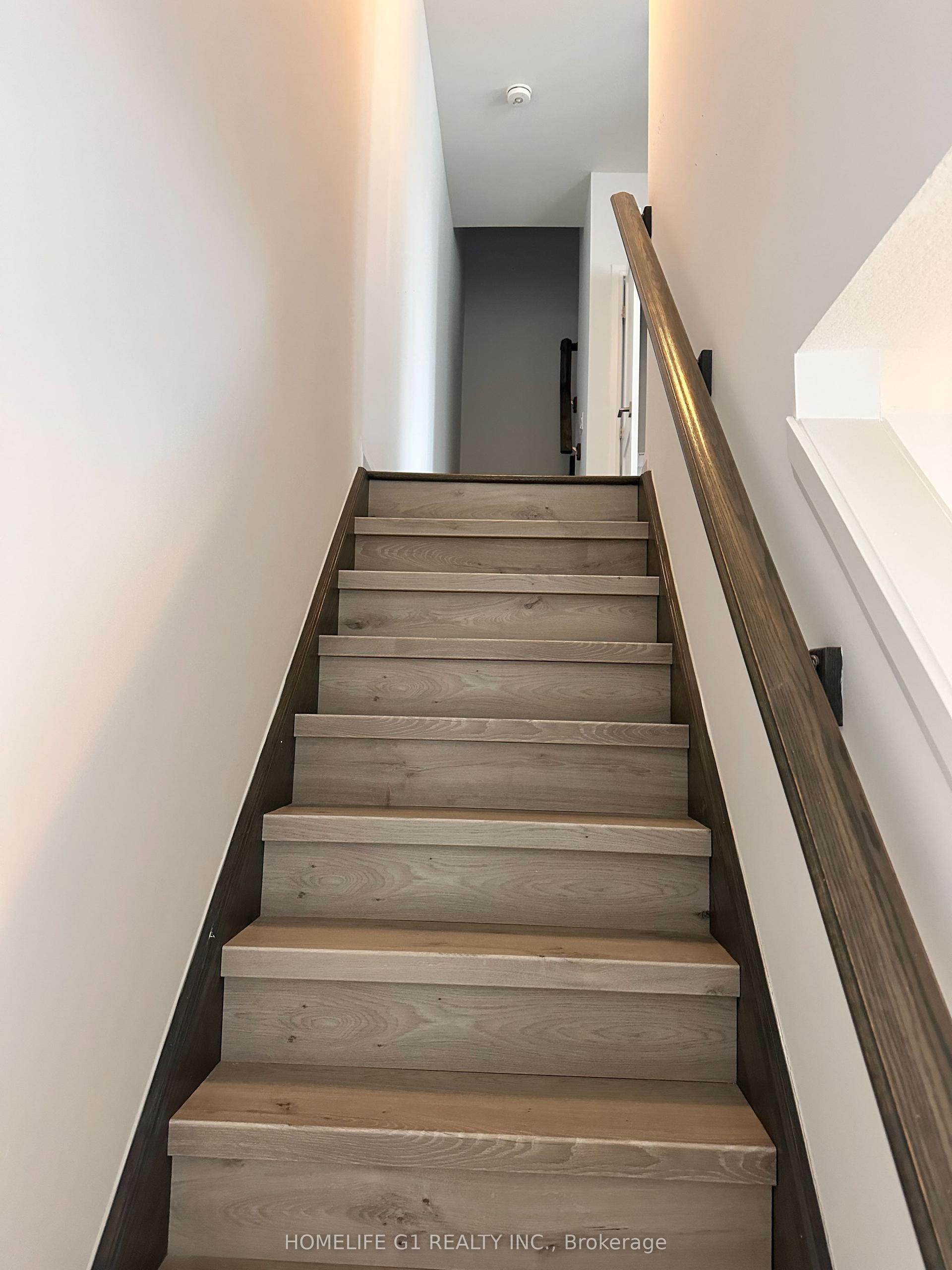30 Times Square Boulevard, Hamilton — Townhouse for lease, photo 1