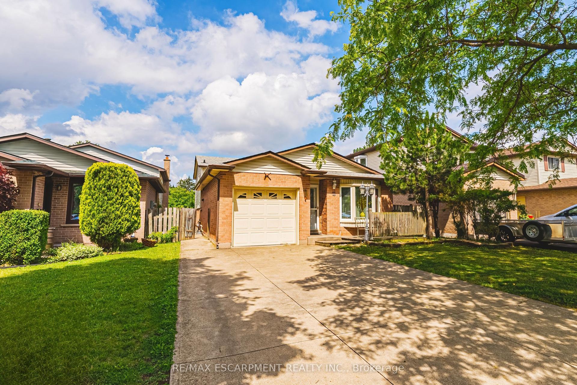 11 Drakes Drive, Hamilton — Detached for sale, photo 1