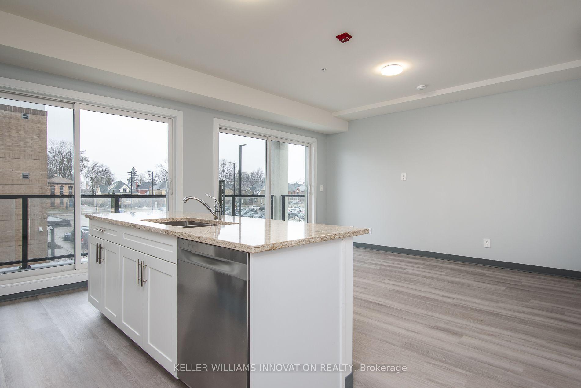 10 Queen Street 202 #202, St. Thomas — Multiplex for lease, photo 1