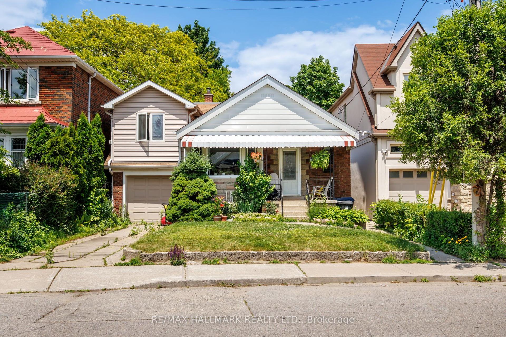 8 Davies Crescent, Toronto — Detached for sale, photo 1