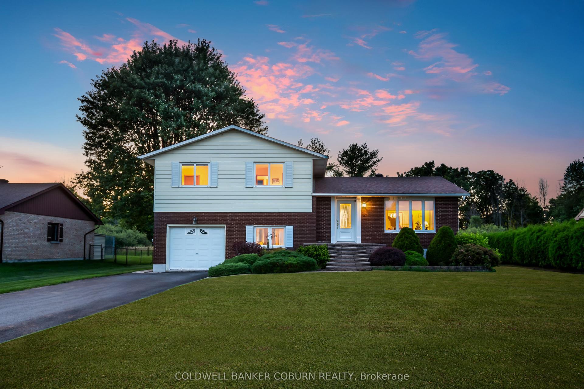 12169 Lakeshore Drive, South Dundas — Detached for sale, photo 1